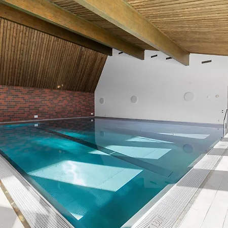 Perfekte Aussicht Mit Poolbereich In Skiregion Брайль-Бригельс