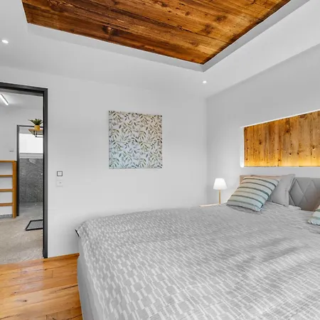 Perfekte Aussicht Mit Poolbereich In Skiregion