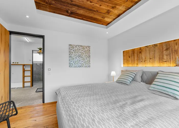 Perfekte Aussicht Mit Poolbereich In Skiregion